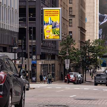 consumer packaged goods digital out of home advertising in chicago